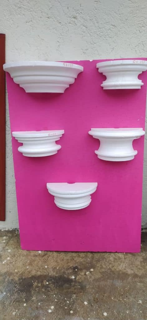 Capitel decorativo y aplicación en columna